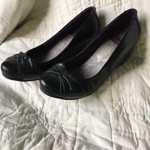 CL by Laundry black leather wedge pumps